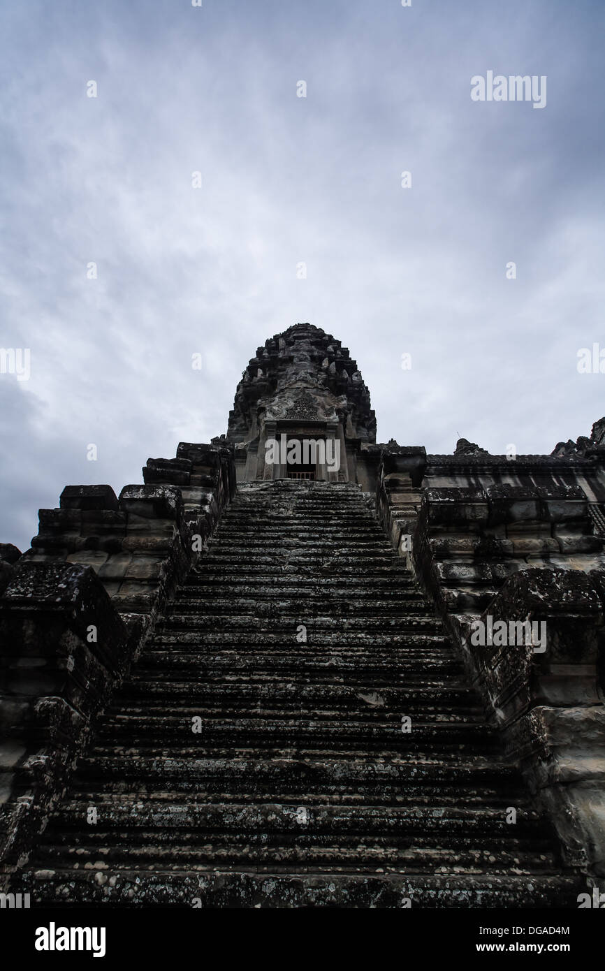 Les marches de pierre mènent à une tour de pierre finement sculptée à Angkor Wat temple complexe dans la jungle à Siem Reap au Cambodge Banque D'Images