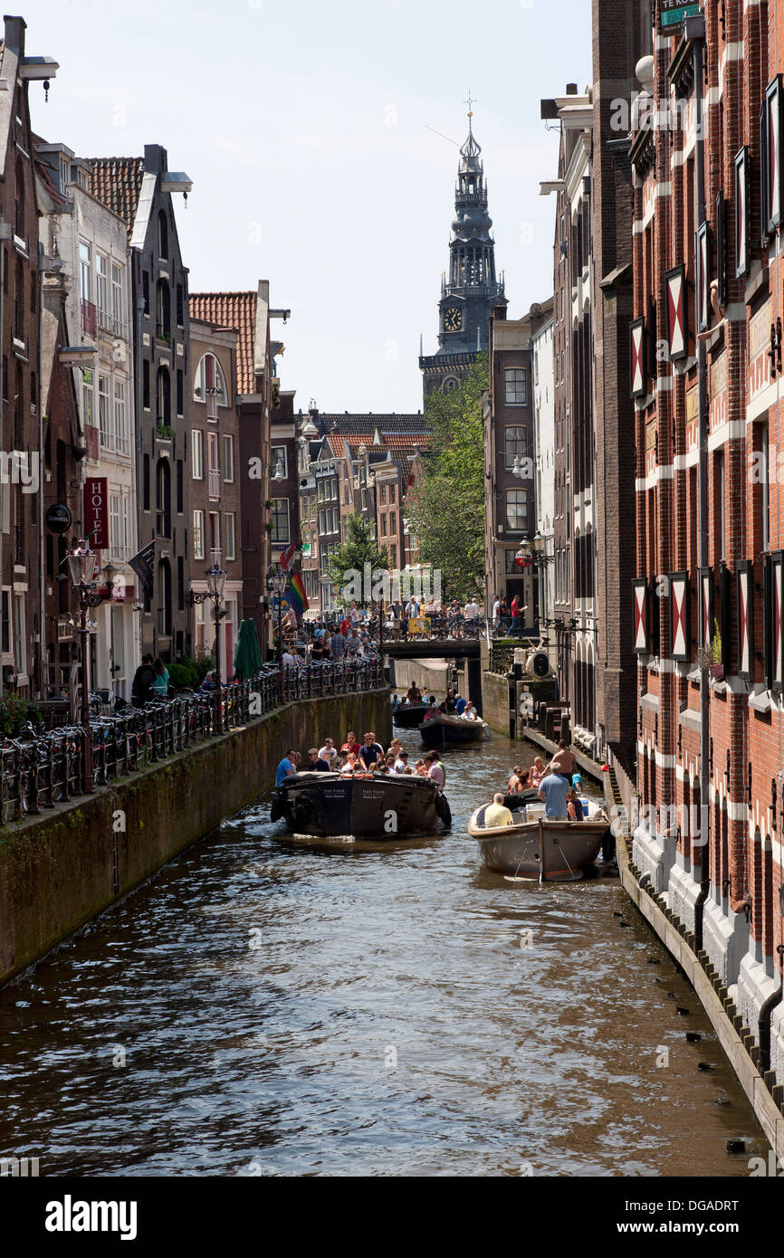 Bateaux dans un petit canal à Amsterdam Banque D'Images