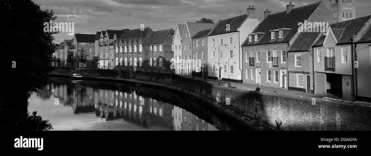 La rivière Wensum quayside et la flèche de la cathédrale de Norwich, Norwich City, comté de Norfolk, England, UK Banque D'Images