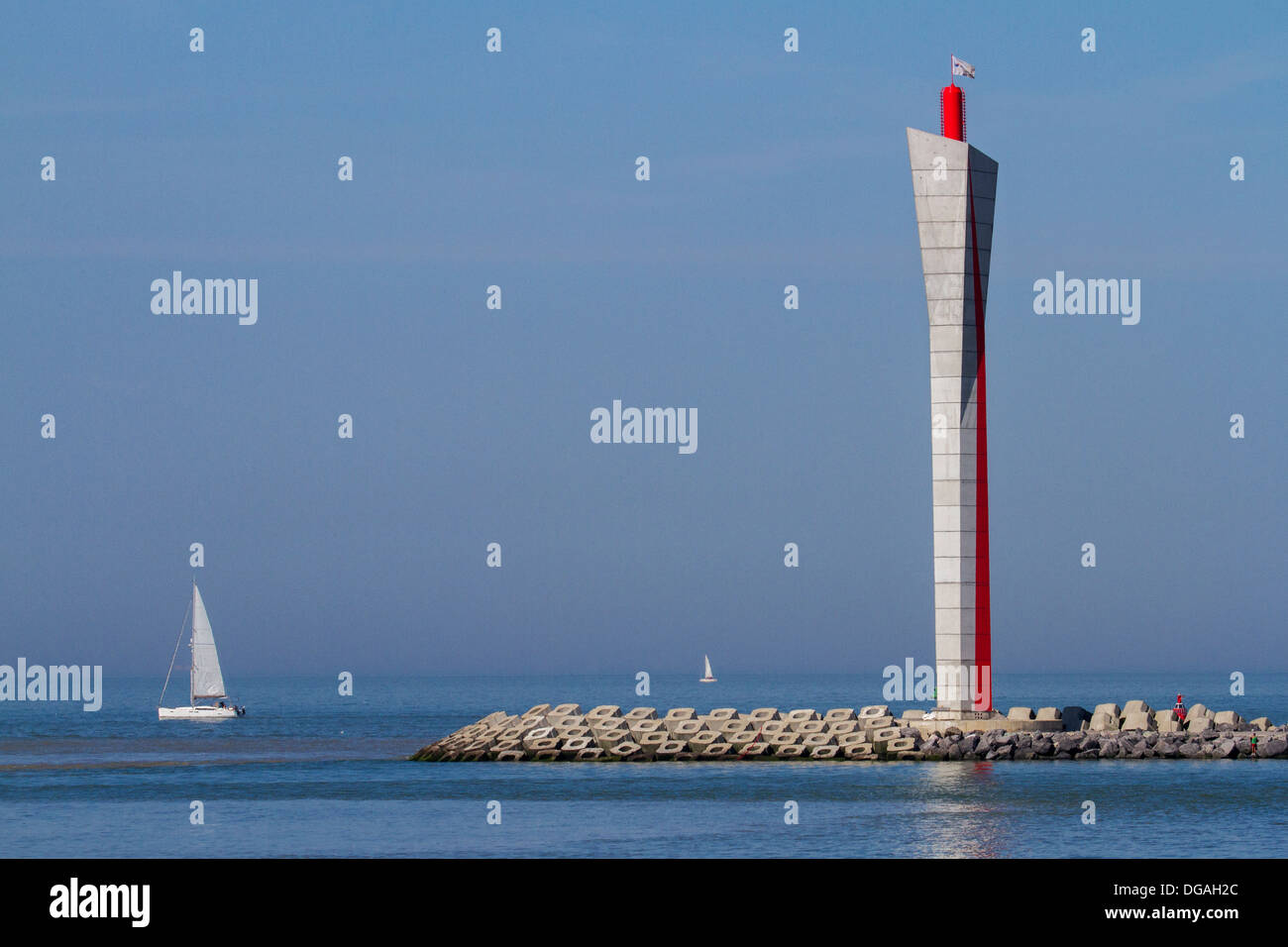 La tour radar sur le remblai longitudinal le long de la côte de la mer du Nord à Ostende, Belgique Banque D'Images