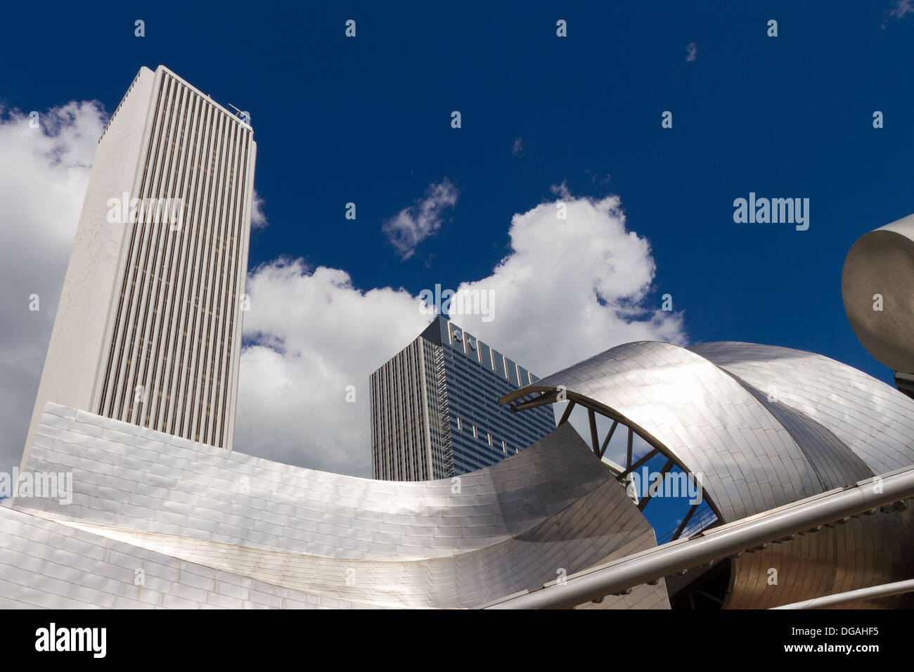 Pavillon Pritzker, Chicago avec Aon building en arrière-plan Banque D'Images