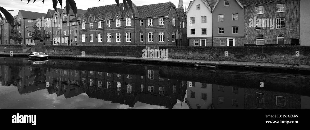 La rivière Wensum quayside et la flèche de la cathédrale de Norwich, Norwich City, comté de Norfolk, England, UK Banque D'Images