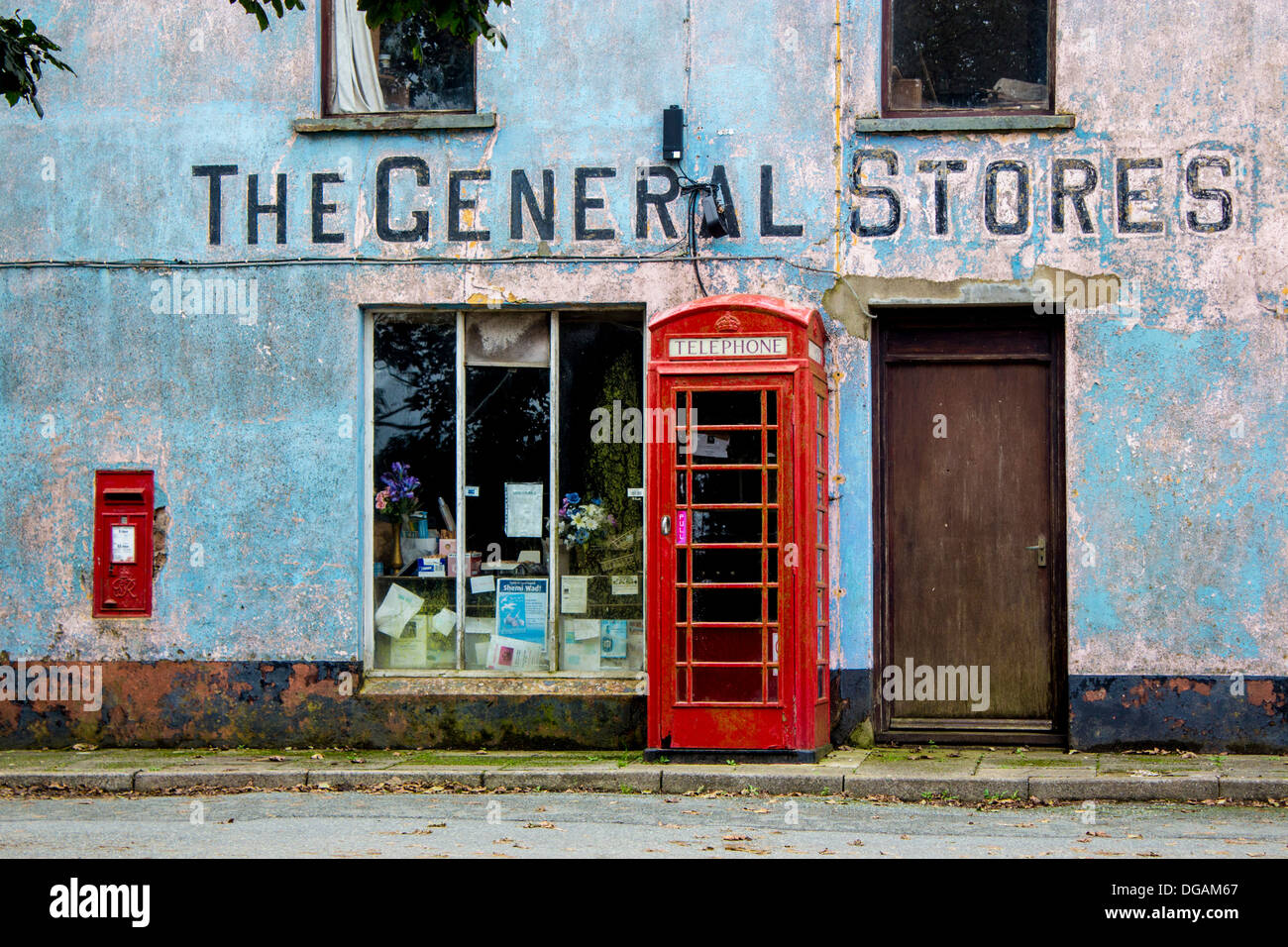 Les magasins généraux avec K6 téléphone rouge traditionnel fort à l'extérieur de l'ouest du pays de Galles Pembrokeshire Mathry UK Banque D'Images