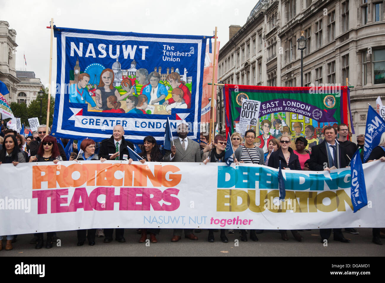 La marche est allé en vertu de la libération conditionnelle : protéger les enseignants. La défense de l'éducation. Mars Le sort de Whitehall au Parlement Sq. Banque D'Images