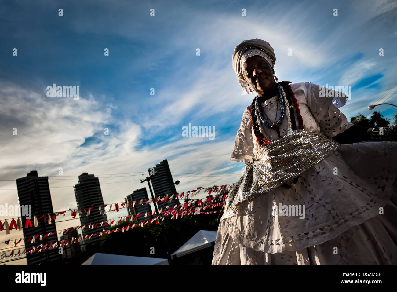 Une femme Baiana monte les escaliers en face de l'église Saint Lazare à Salvador, Bahia, Brésil. Banque D'Images