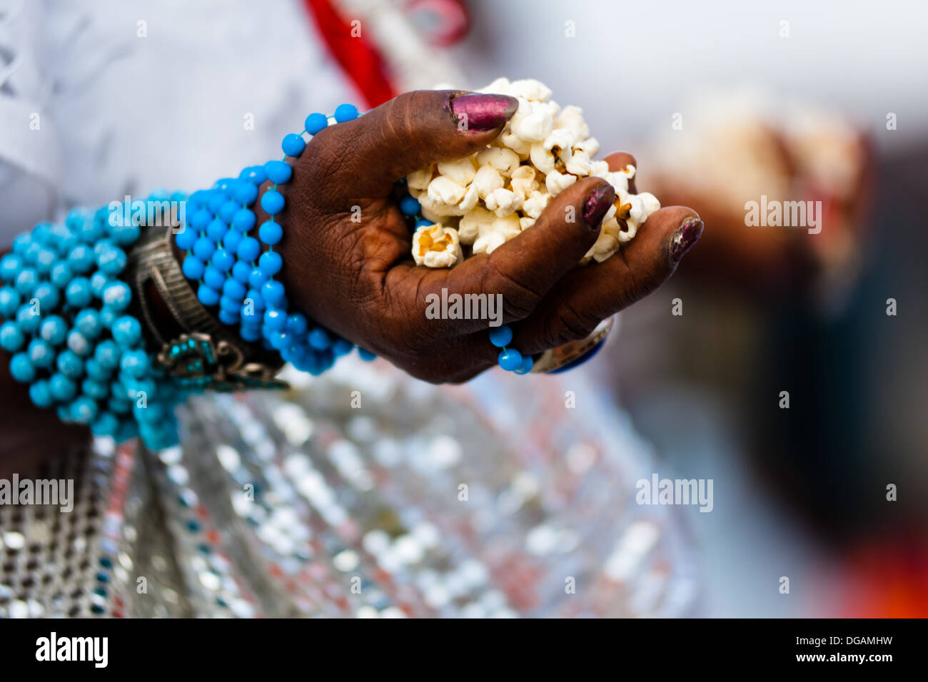 Mains d'une femme baiana vus durant la purification spirituelle afro-brésilienne en rituel Salvador, Bahia, Brésil. Banque D'Images