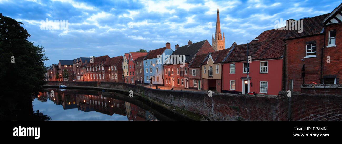 La rivière Wensum quayside et la flèche de la cathédrale de Norwich, Norwich City, comté de Norfolk, England, UK Banque D'Images