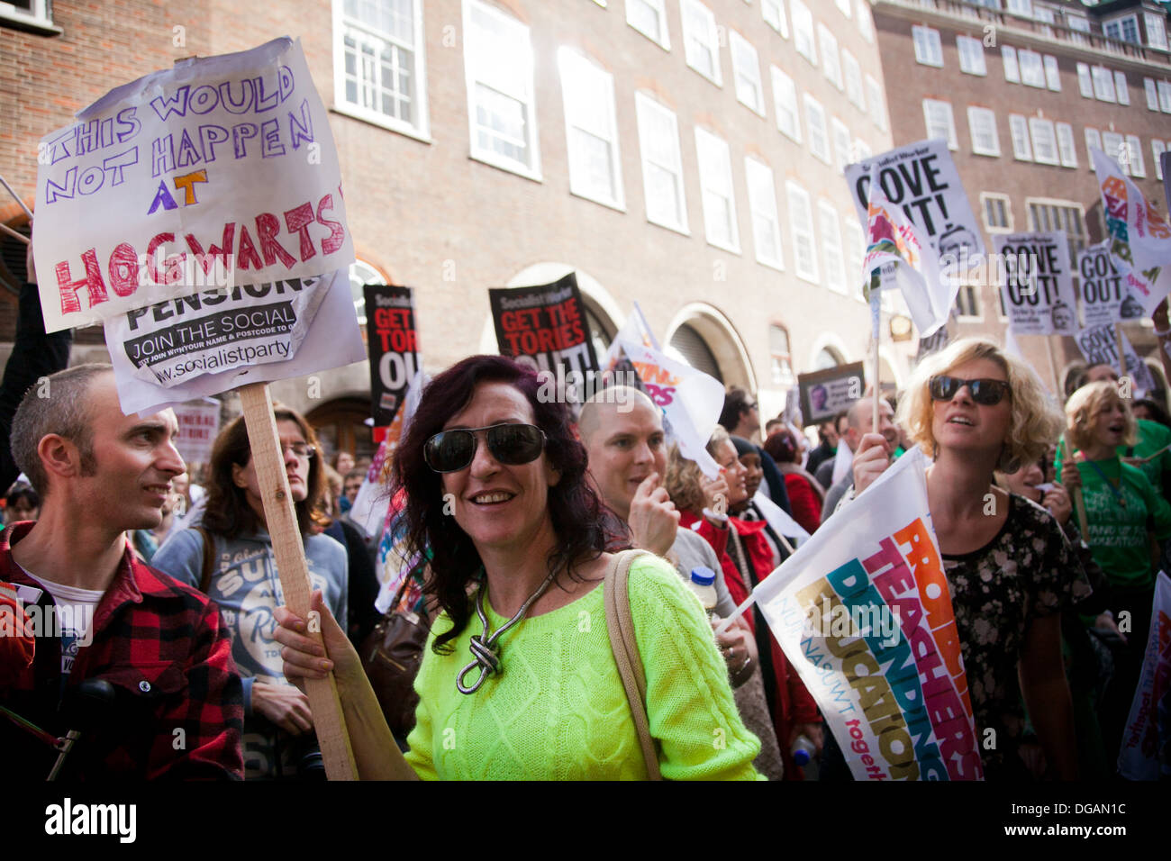 Le laissez-passer de mars le ministère de l'éducation dans la région de Westminster et la foule crier à la démission de Gove. Banque D'Images