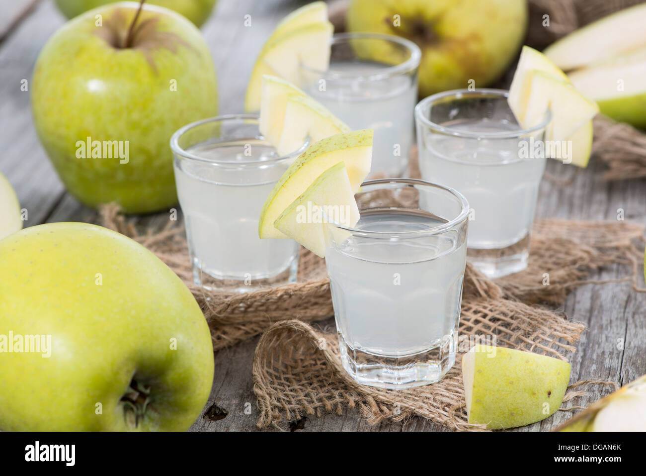 Liqueur de pomme dans de petits verres avec des fruits Photo Stock Alamy