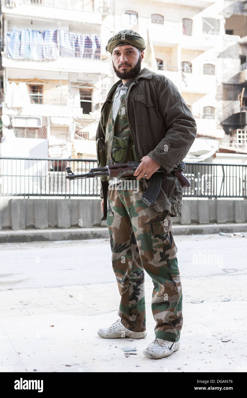 12/02/13, d'Alep en Syrie. Membre de l'Armée syrienne libre pose pour un portrait. Banque D'Images