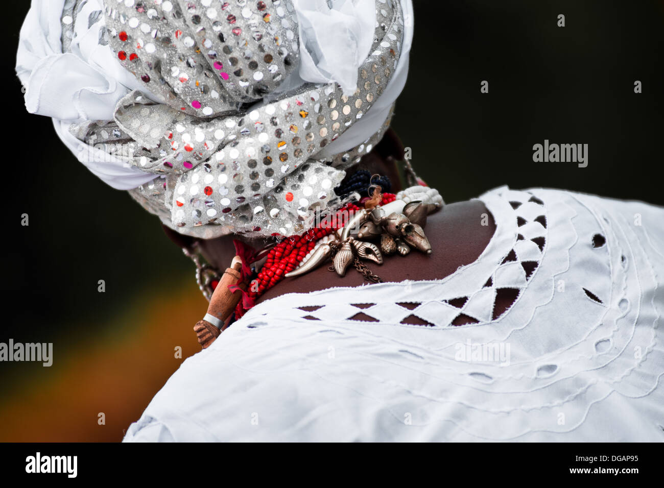 Une femme Baiana vu en face de l'église Saint Lazare à Salvador, Bahia, Brésil. Banque D'Images