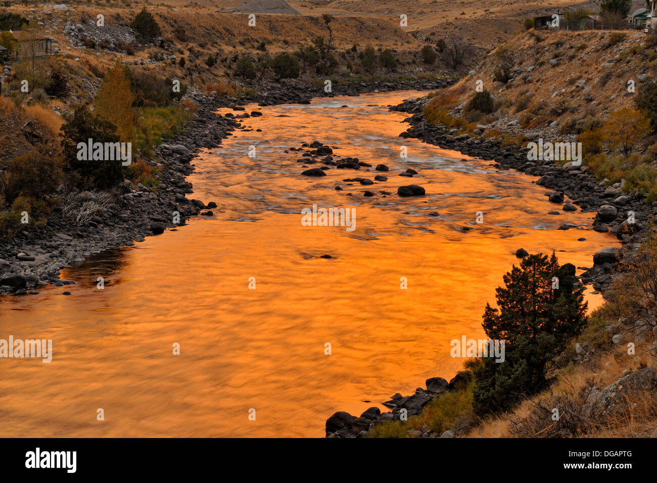 Coucher du soleil par la réflexion dans le rivière Yellowstone Gardiner Montana USA Banque D'Images Coucher du soleil par la réflexion dans le rivière Yellowstone Gardiner Montana USA Banque D'Images