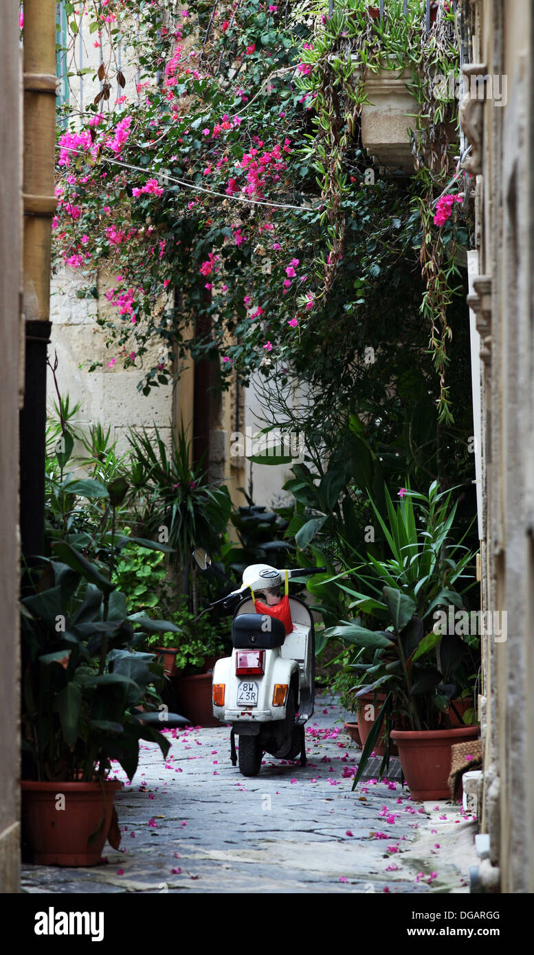 Scooter vespa sicile Banque de photographies et d’images à haute