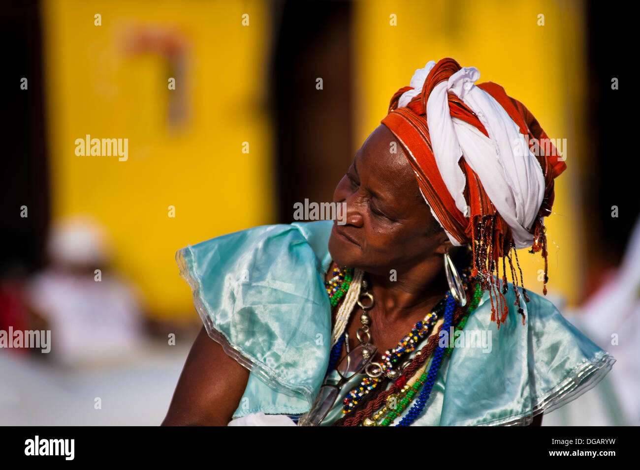 Une femme Baiana vu en face de l'église Saint Lazare à Salvador, Bahia, Brésil. Banque D'Images