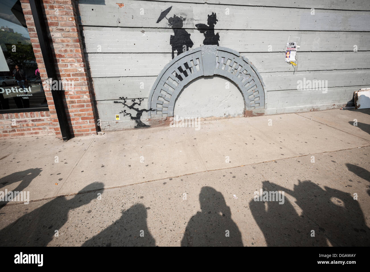 New York, USA. 17 octobre 2013. Les amateurs de street art affluent au quartier de Williamsburg Brooklyn à New York le jeudi 17 octobre, 2013 pour voir la dix-septième tranche de l'art graffiti de Banksy, l'insaisissable artiste de rue, c'est la création d'œuvres autour de la ville chaque jour pendant le mois d'octobre. Crédit : Richard B. Levine/Alamy Live News) Banque D'Images