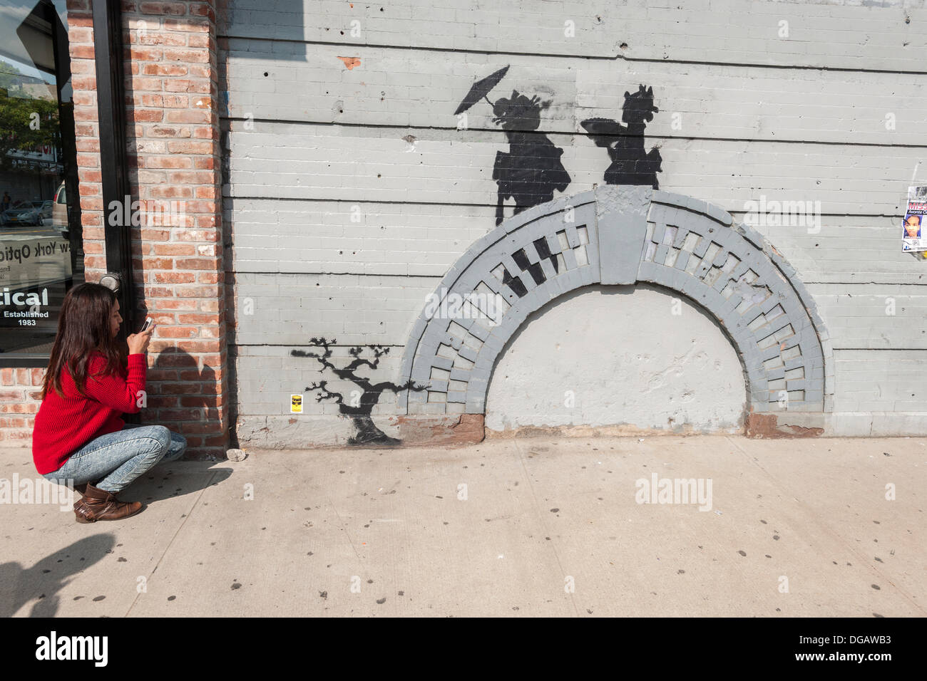 New York, USA. 17 octobre 2013. Les amateurs de street art affluent au quartier de Williamsburg Brooklyn à New York le jeudi 17 octobre, 2013 pour voir la dix-septième tranche de l'art graffiti de Banksy, l'insaisissable artiste de rue, c'est la création d'œuvres autour de la ville chaque jour pendant le mois d'octobre. Crédit : Richard B. Levine/Alamy Live News) Banque D'Images