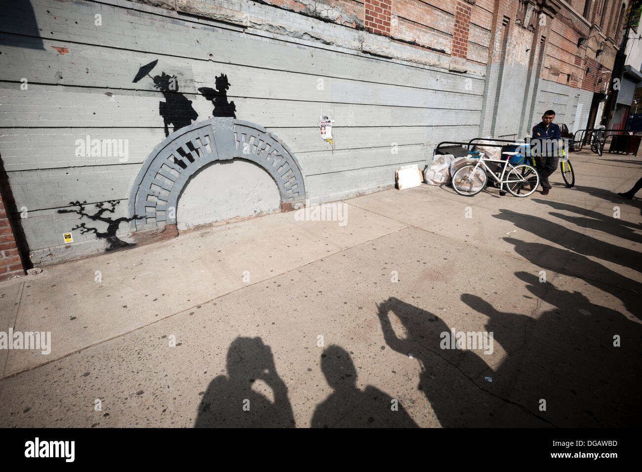 New York, USA. 17 octobre 2013. Les amateurs de street art affluent au quartier de Williamsburg Brooklyn à New York le jeudi 17 octobre, 2013 pour voir la dix-septième tranche de l'art graffiti de Banksy, l'insaisissable artiste de rue, c'est la création d'œuvres autour de la ville chaque jour pendant le mois d'octobre. Crédit : Richard B. Levine/Alamy Live News) Banque D'Images
