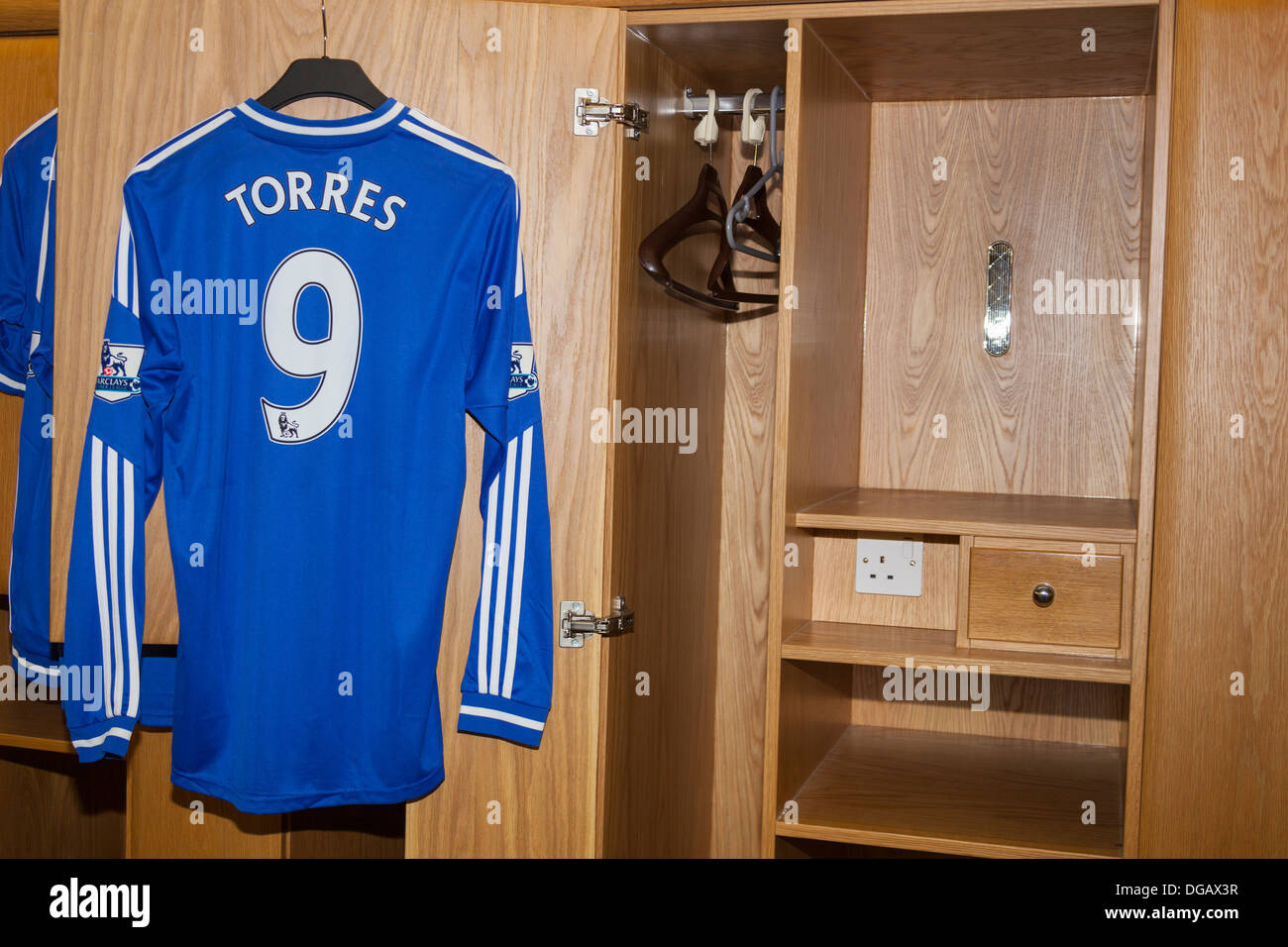 Fernando Torres shirt sur son casier dans le vestiaire de l'équipe d'accueil, le Club de Football de Chelsea, Stamford Bridge, Londres, Angleterre Banque D'Images