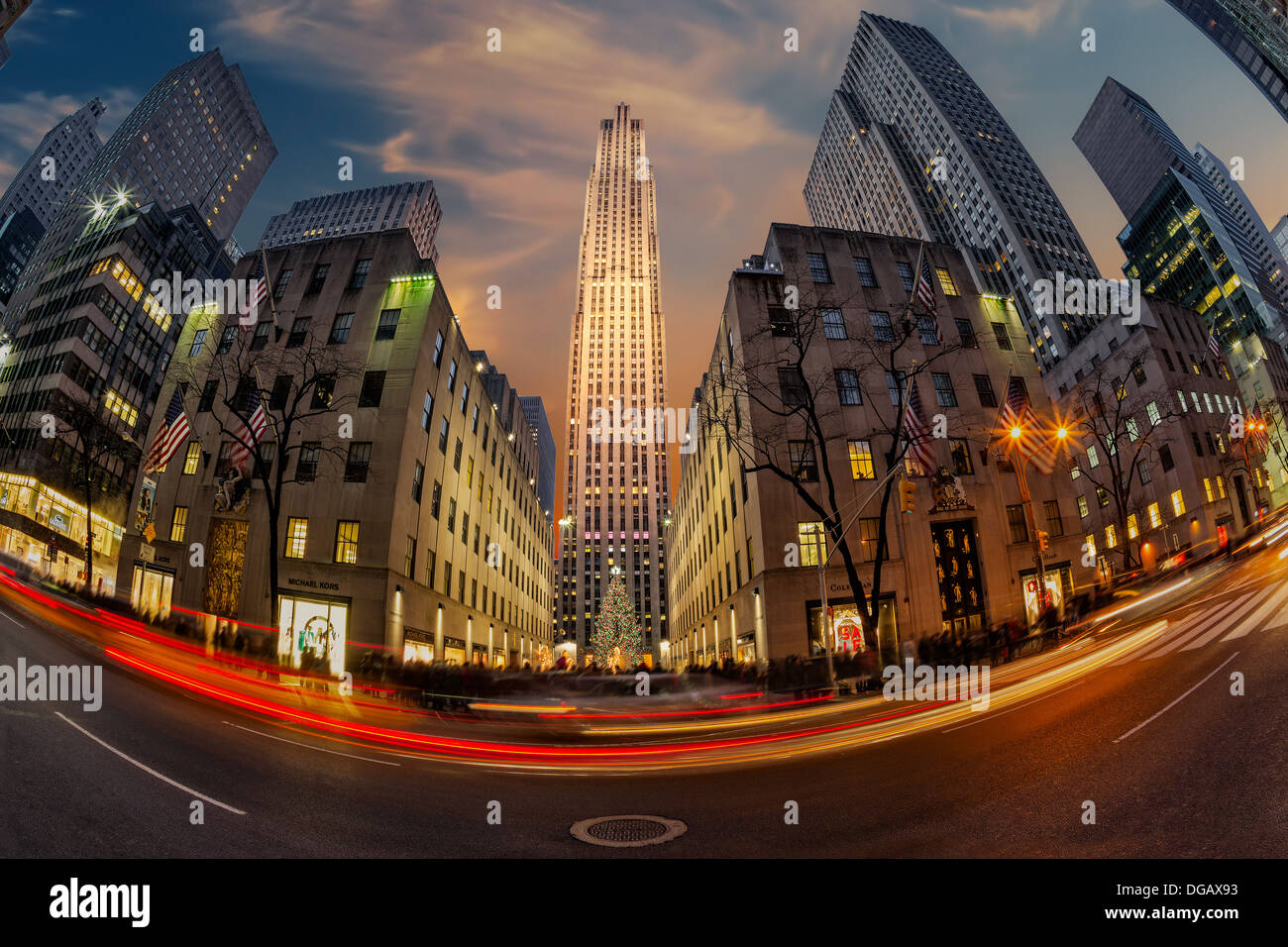 Une vue du poisson pendant le coucher du soleil de Rockefeller Center avec l'illuminé et décoré l'arbre de Noël iconique. Banque D'Images