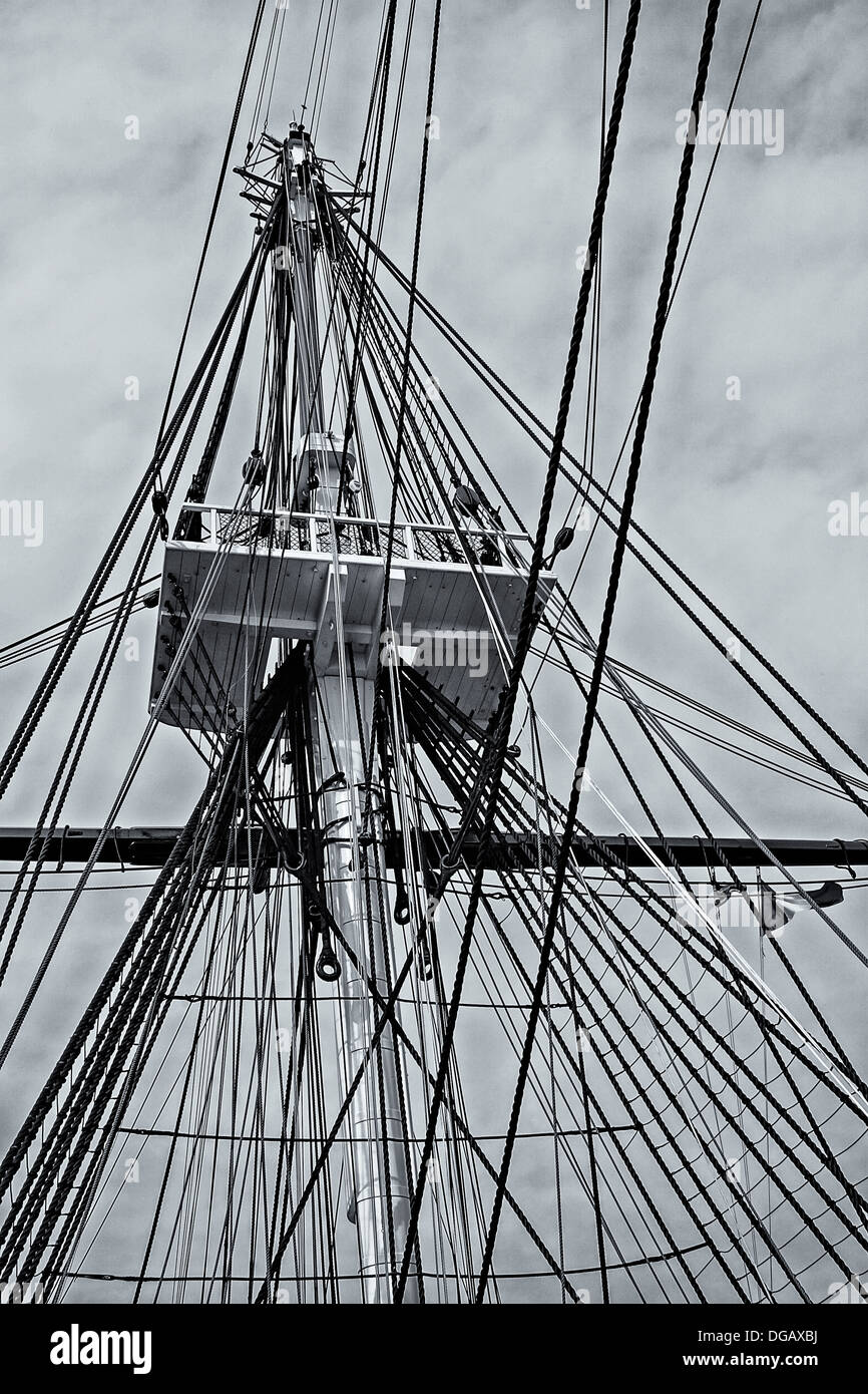 Un noir et blanc près du mât et convention du nid de l'USS Constiturion situé dans le mât Boston Navy Yard dans Massashusetts. Banque D'Images