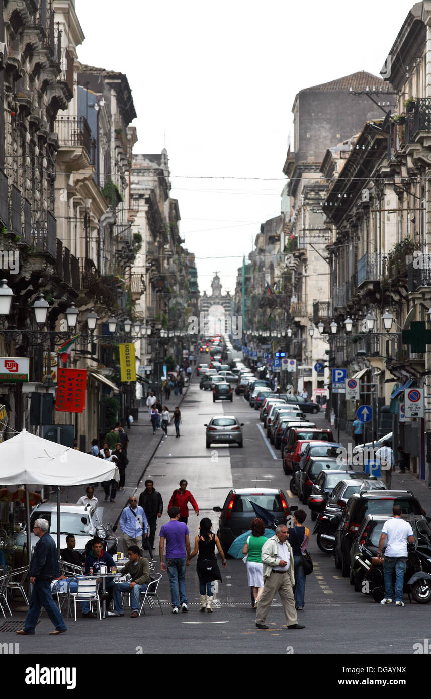 Rue passante, Catane, Sicile, Italie. Banque D'Images