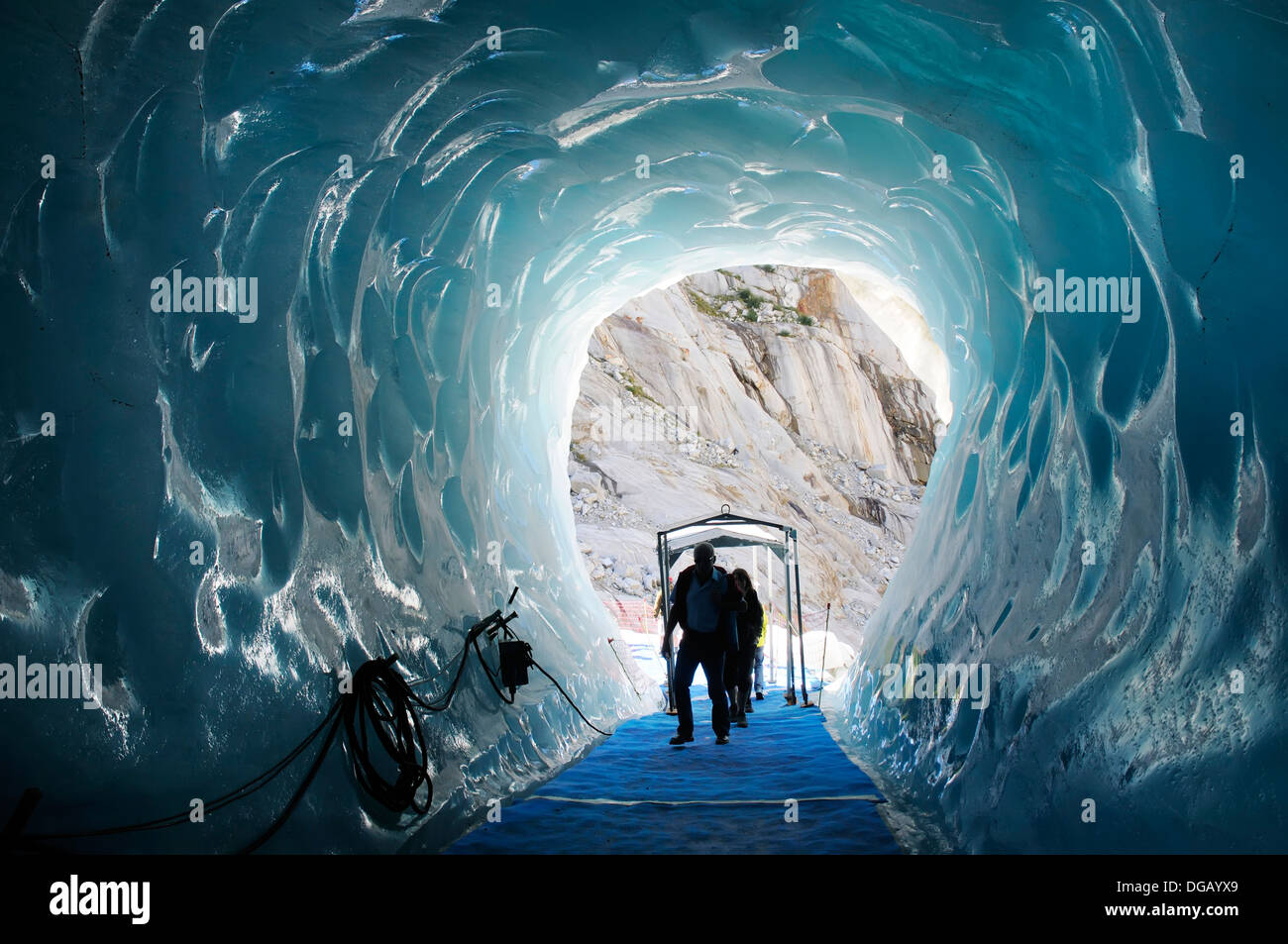 Les gens dans la Grotte de Glace ice tunnel au train du Montenvers Chamonix France Banque D'Images