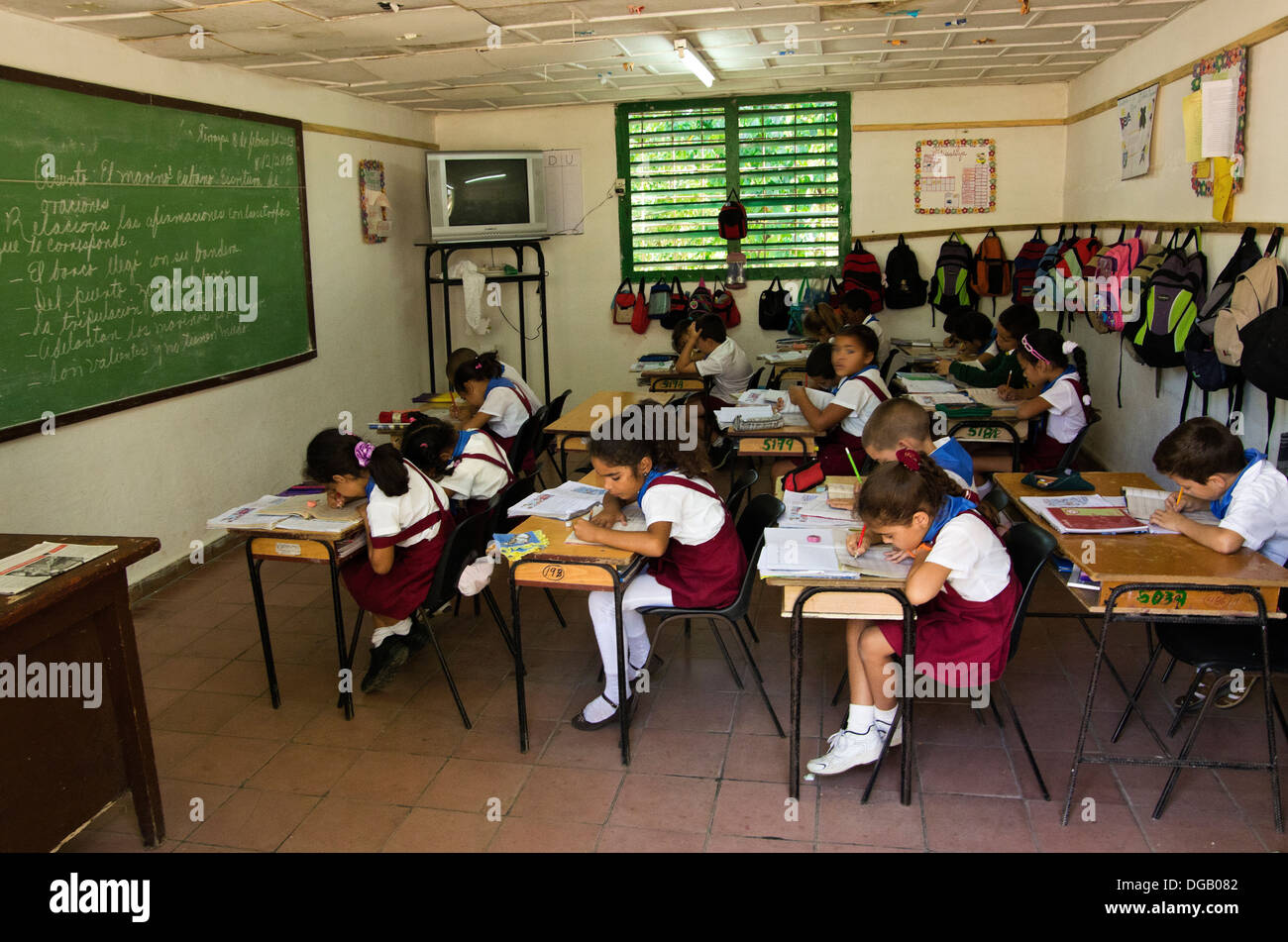Las Terrazas petite école d'enfants qui travaillent sur des documents à leur bureau dans la salle de classe Banque D'Images