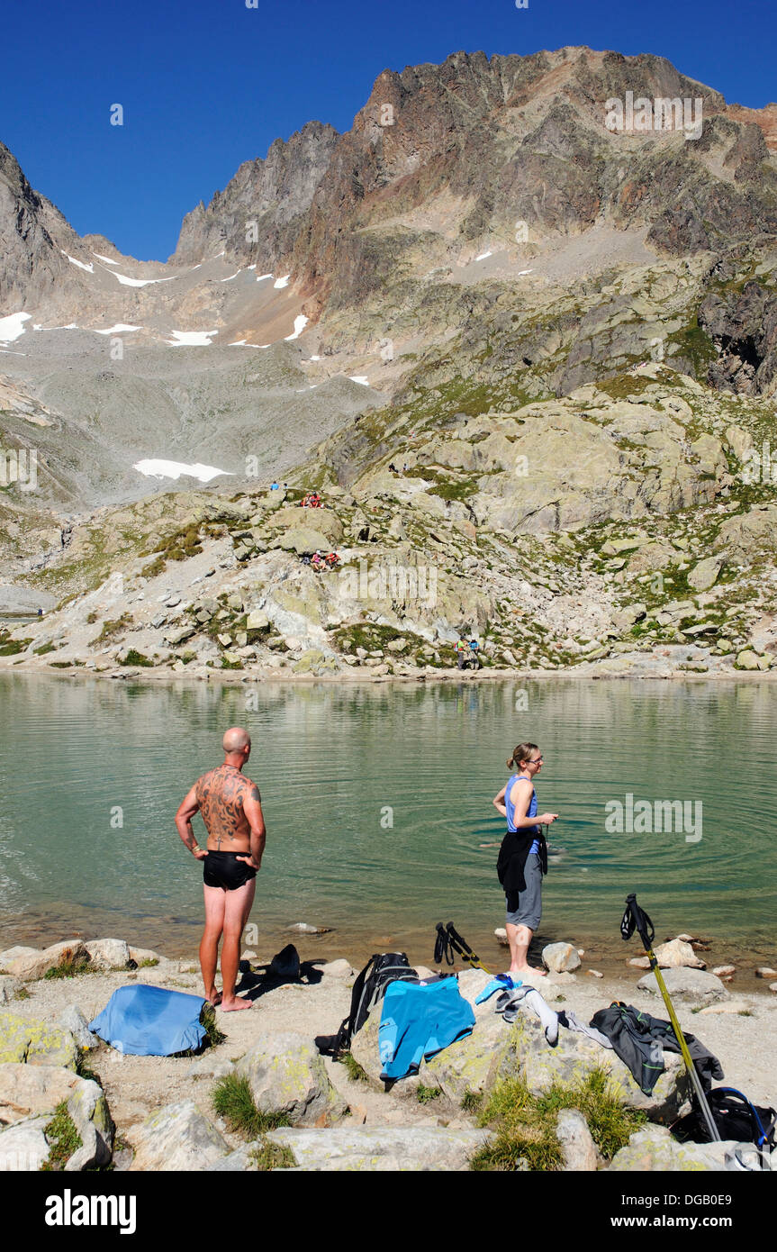 Les gens se baigner dans les eaux glacées du Lac Blanc, Chamonix, France Banque D'Images