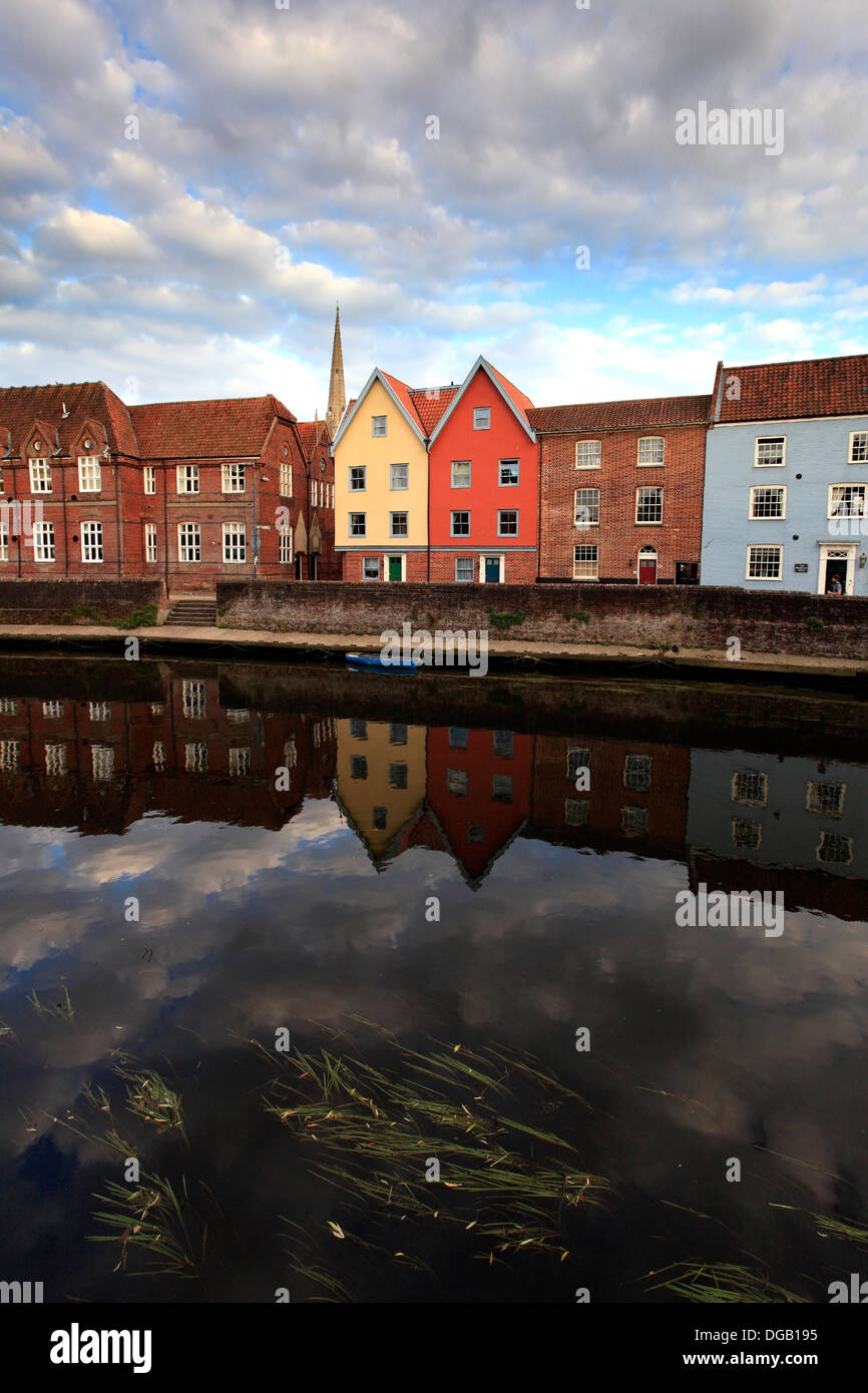 La rivière Wensum quayside et la flèche de la cathédrale de Norwich, Norwich City, comté de Norfolk, England, UK Banque D'Images