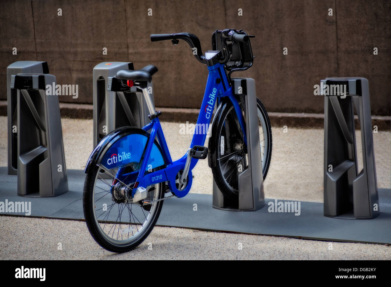Un seul vélo Citi reste dans l'un des systèmes de partage de gare de Manhattan à New York City. Banque D'Images