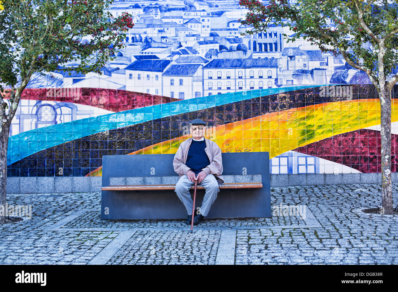 Un pensionné portugais assis dans un sol carrelé square Banque D'Images