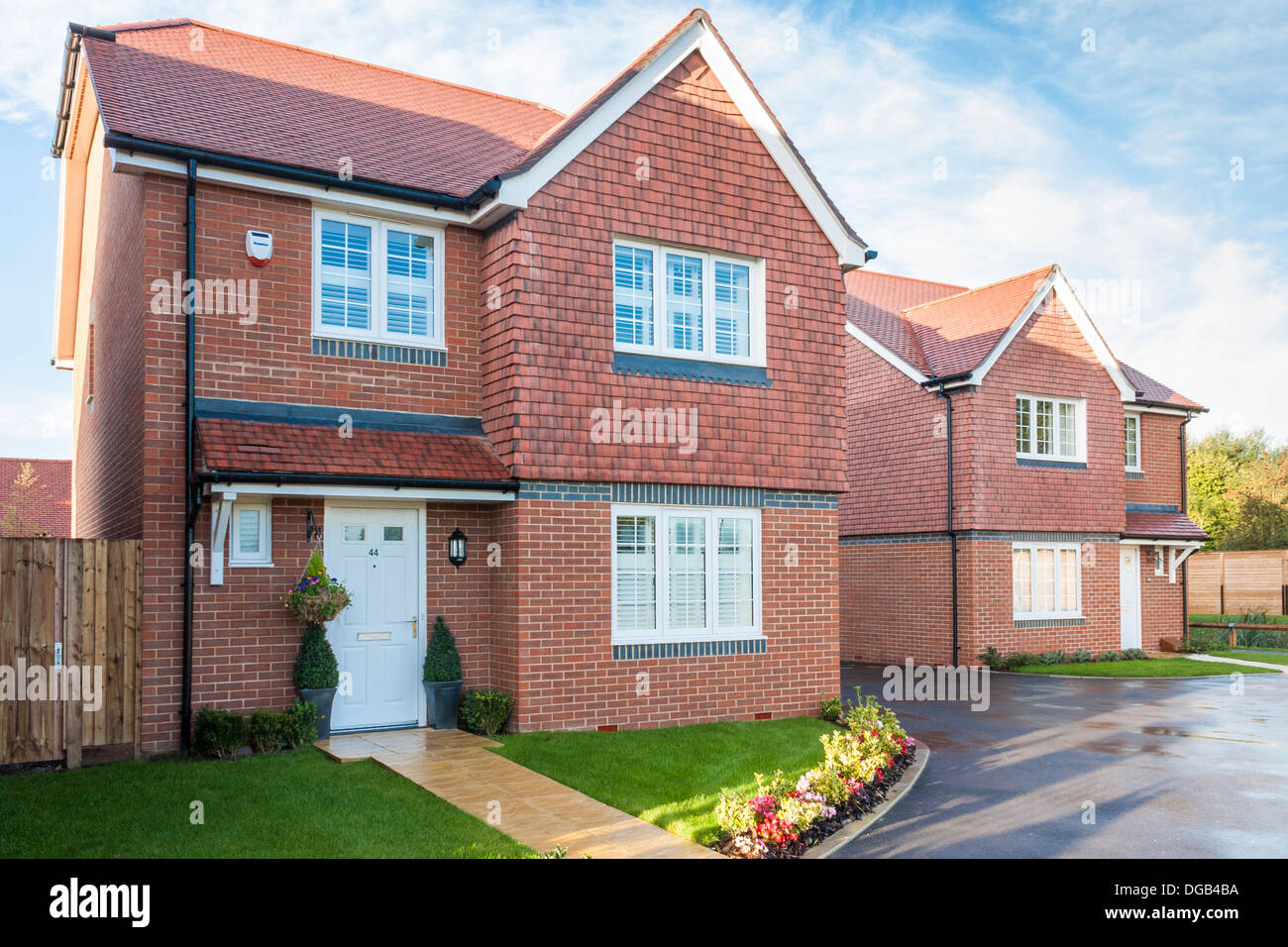 Nouvelle maison construire le domaine de logement en 2013. Reading, Berkshire, Angleterre du Sud-est, GB, Royaume-Uni Banque D'Images