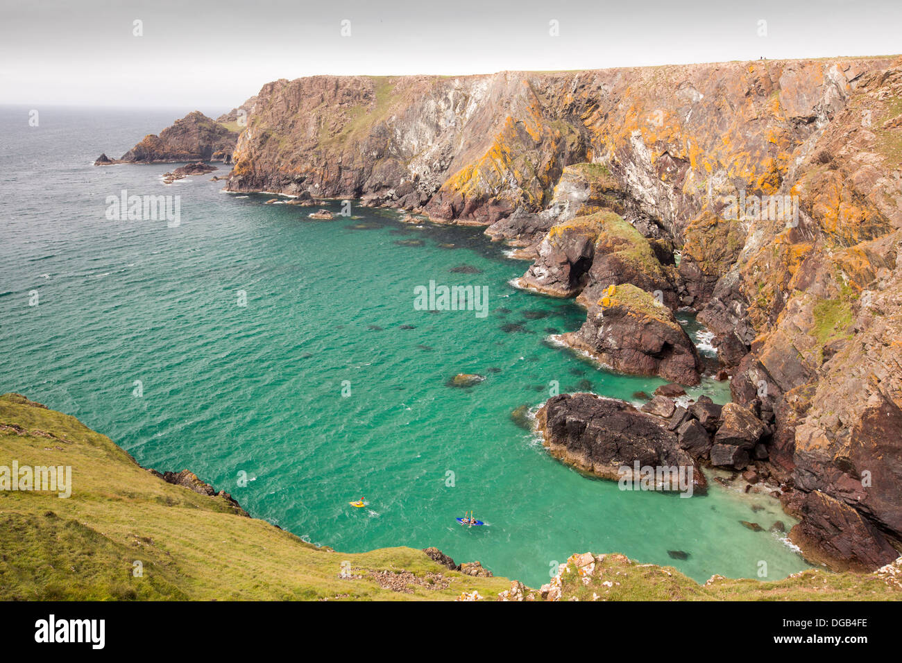 Les kayakistes dans une crique près de meneau Cove sur la péninsule de Lizard, Cornwall, UK. Banque D'Images