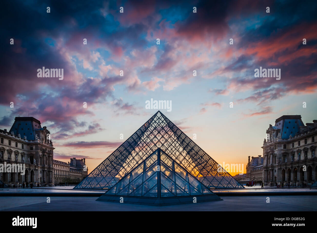 Cour du musée du Louvre au coucher du soleil, Paris France Banque D'Images