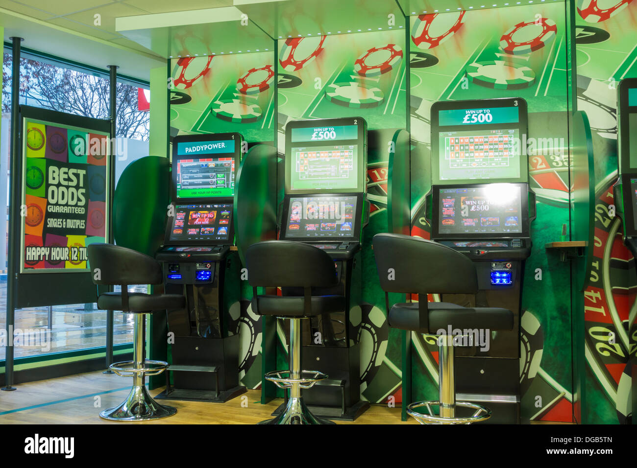 Les machines de jeu de pari à cote fixe (RSOS) dans la borne d'alimentation Bureau de Paris Paddy. Angleterre, Royaume-Uni Banque D'Images