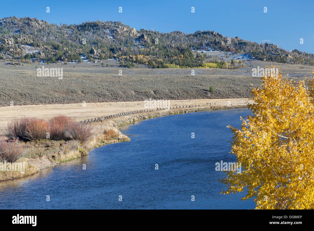 Au-dessus de la rivière North Platte Canyon près de Northgate Cowdrey, Colorado, dans un paysage d'automne Banque D'Images