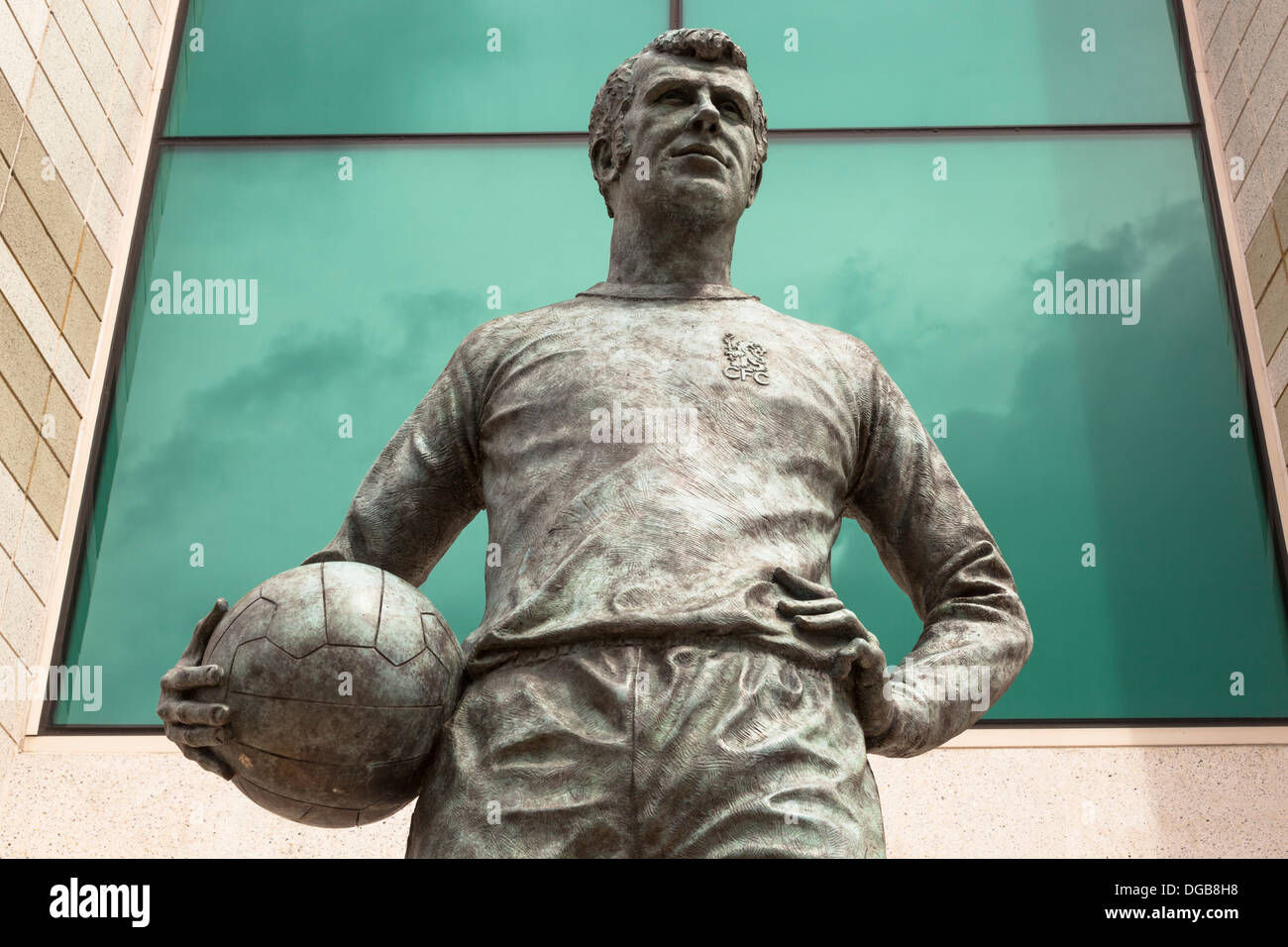 Statue de Peter Osgood à l'extérieur de la tribune ouest at Chelsea Football Club, Stamford Bridge, Chelsea, Londres, Angleterre Banque D'Images