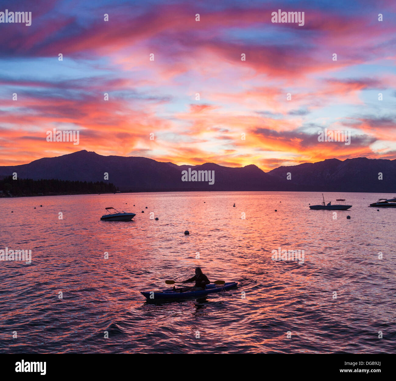 Les pagaies de kayak au coucher du soleil à Lake Tahoe Banque D'Images