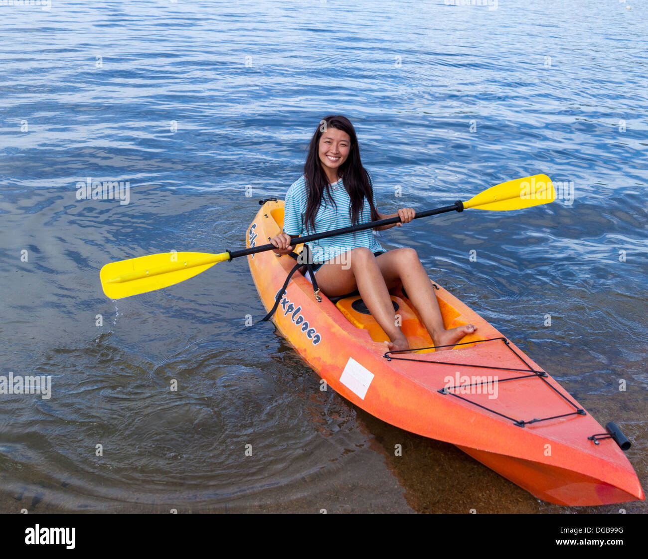 Femme kayak à Lake Tahoe Banque D'Images