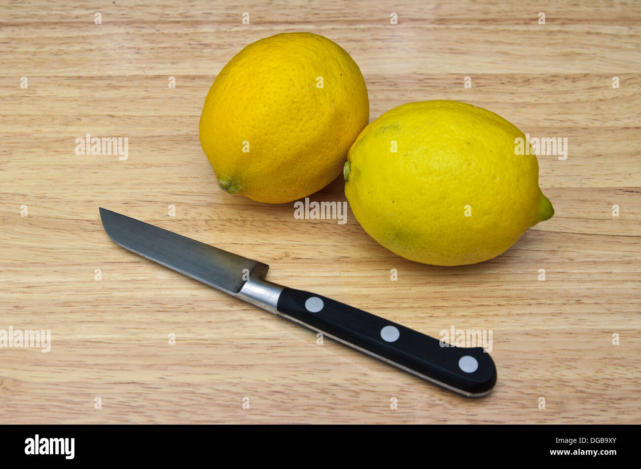 Les citrons avec un couteau sur la table en bois Banque D'Images