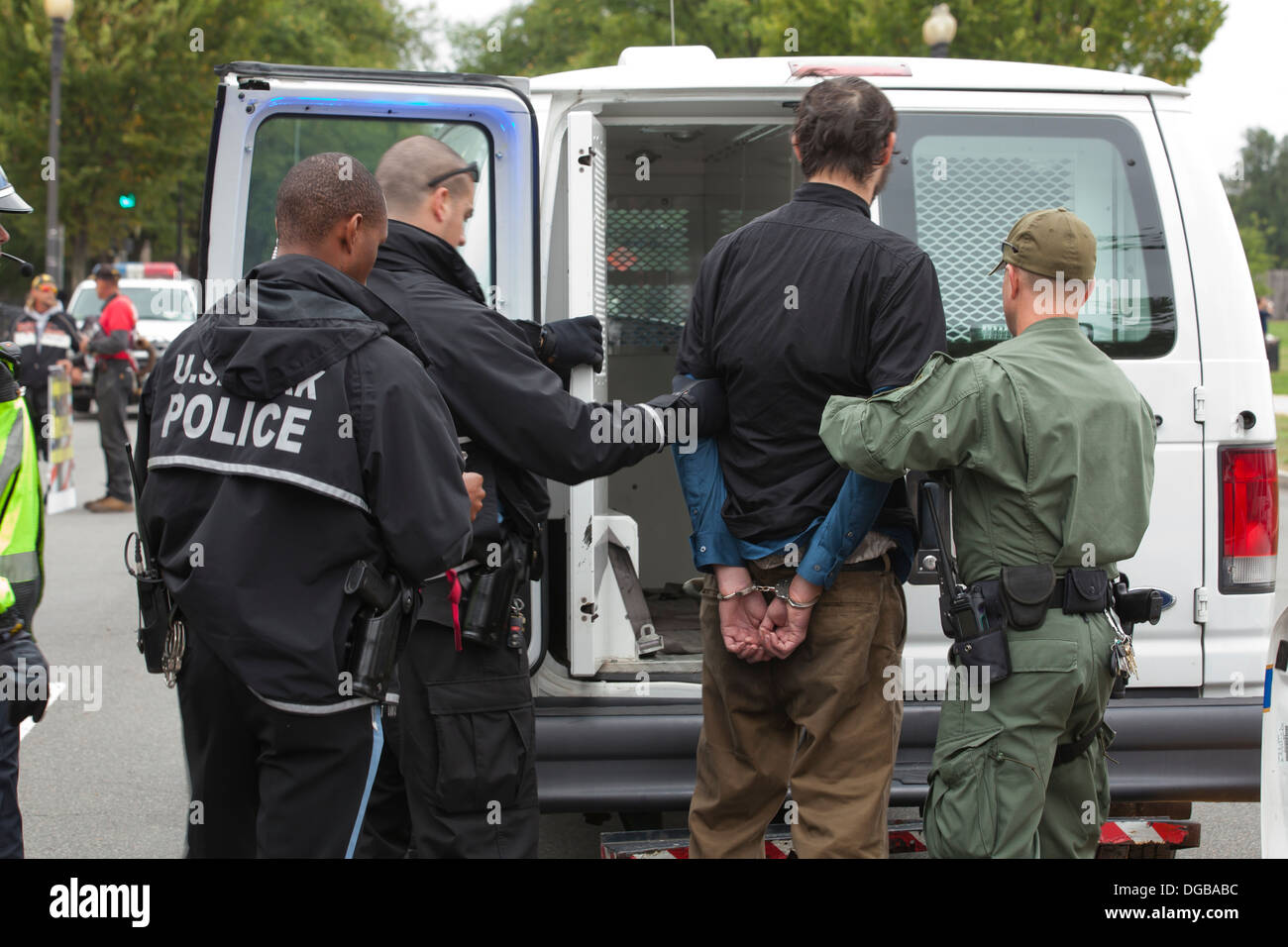 L'homme en état d'arrestation, d'être conduit à la police van - Washington DC, USA Banque D'Images