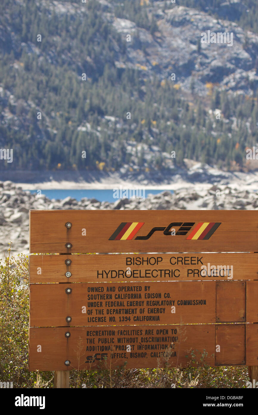 Bishop creek hydroelectric project sign au lac Sabrina sur les pentes orientales des montagnes de la Sierra Nevada, comté d'Inyo CA Banque D'Images