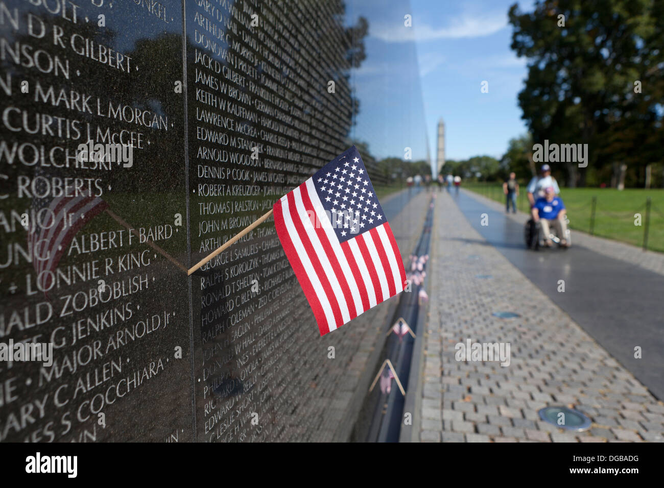 Drapeau américain sur le Vietnam Veterans Memorial wall - Washington, DC USA Banque D'Images
