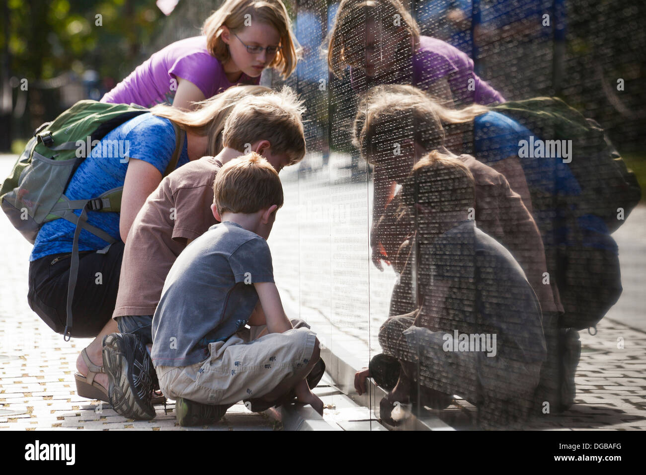Mère et enfants qui visitent le Vietnam Veterans Memorial - Washington, DC USA Banque D'Images