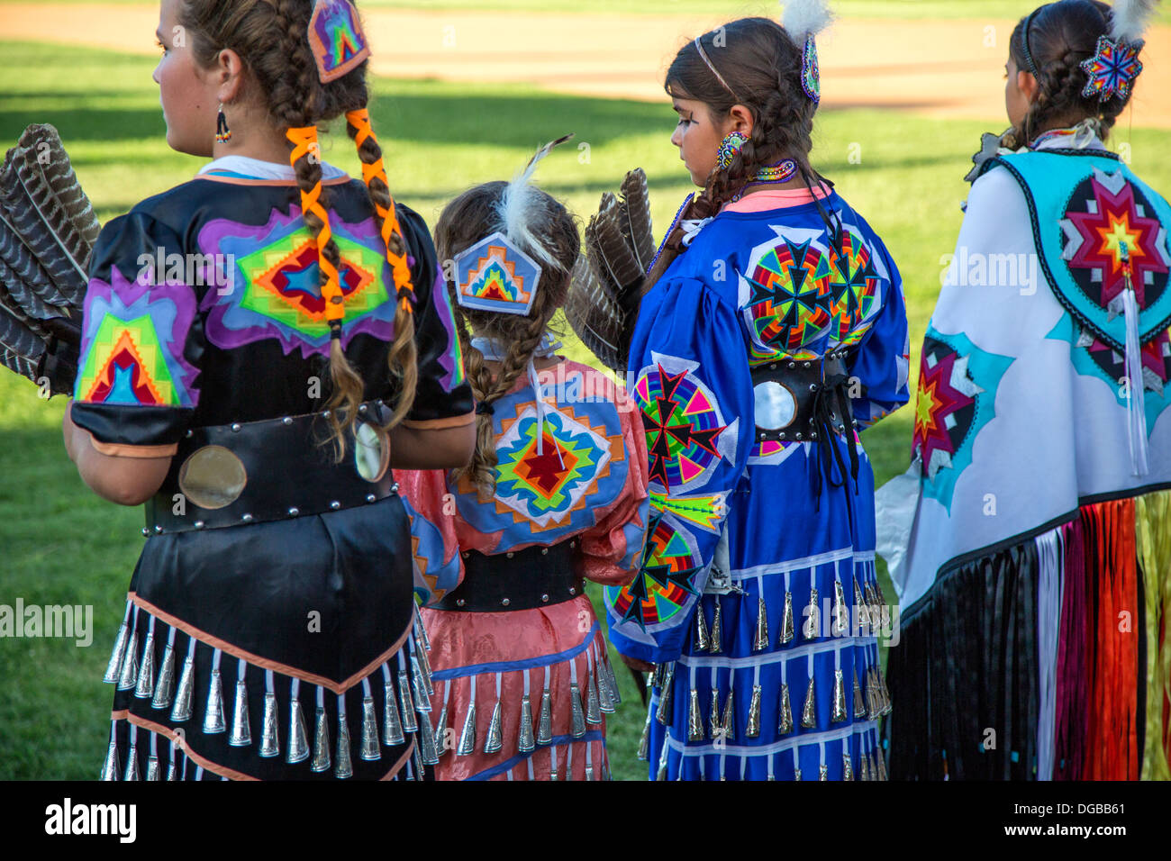 Les jeunes filles vêtues de vêtements tribaux indiens américains Banque D'Images