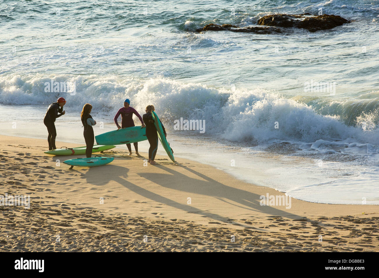 Les surfeurs sur la plage de Porthmeor à St Ives, Cornwall, UK. Banque D'Images