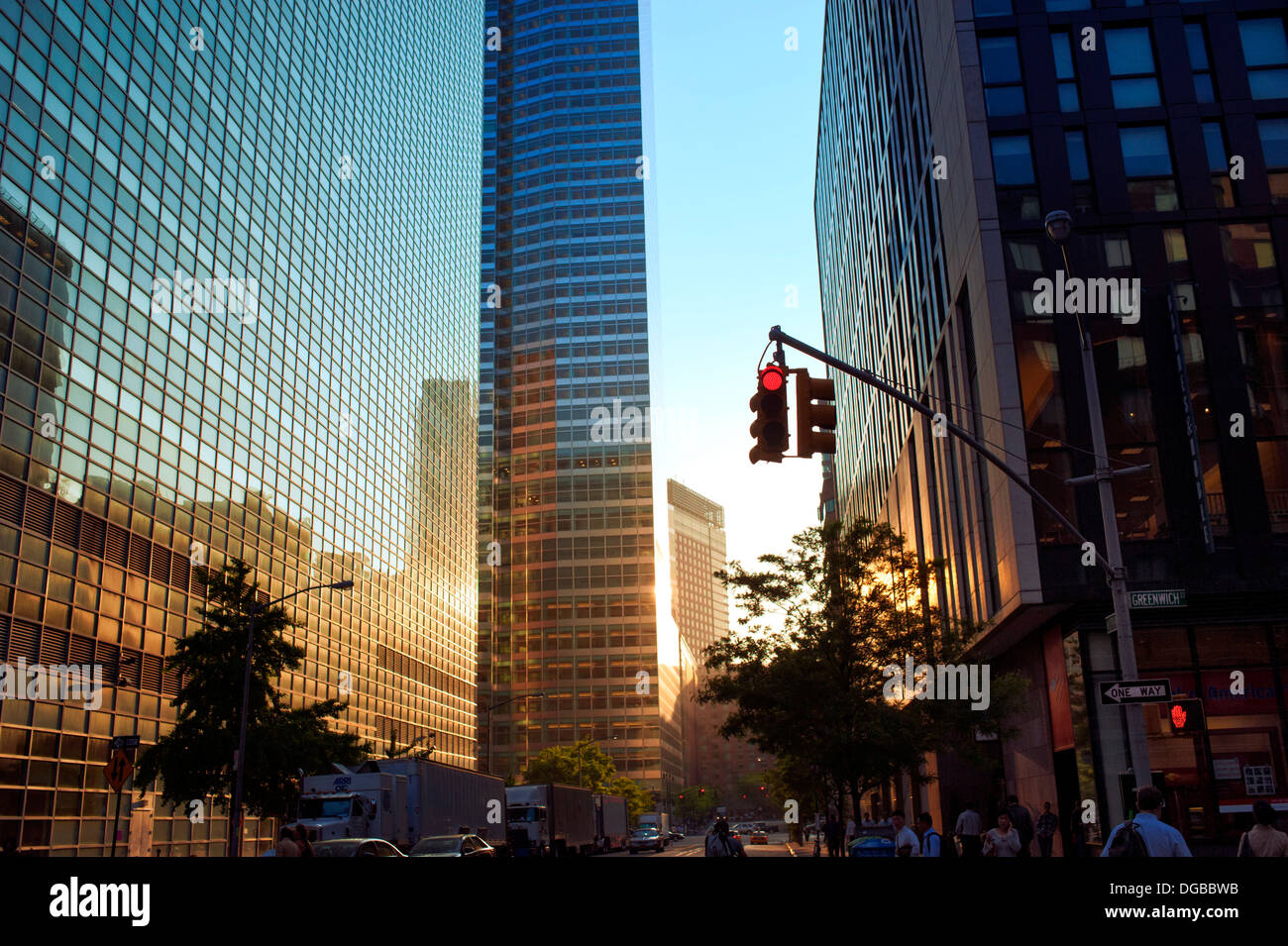 Coucher du soleil qui se reflète sur les immeubles de verre dans le Lower Manhattan, New York City Banque D'Images