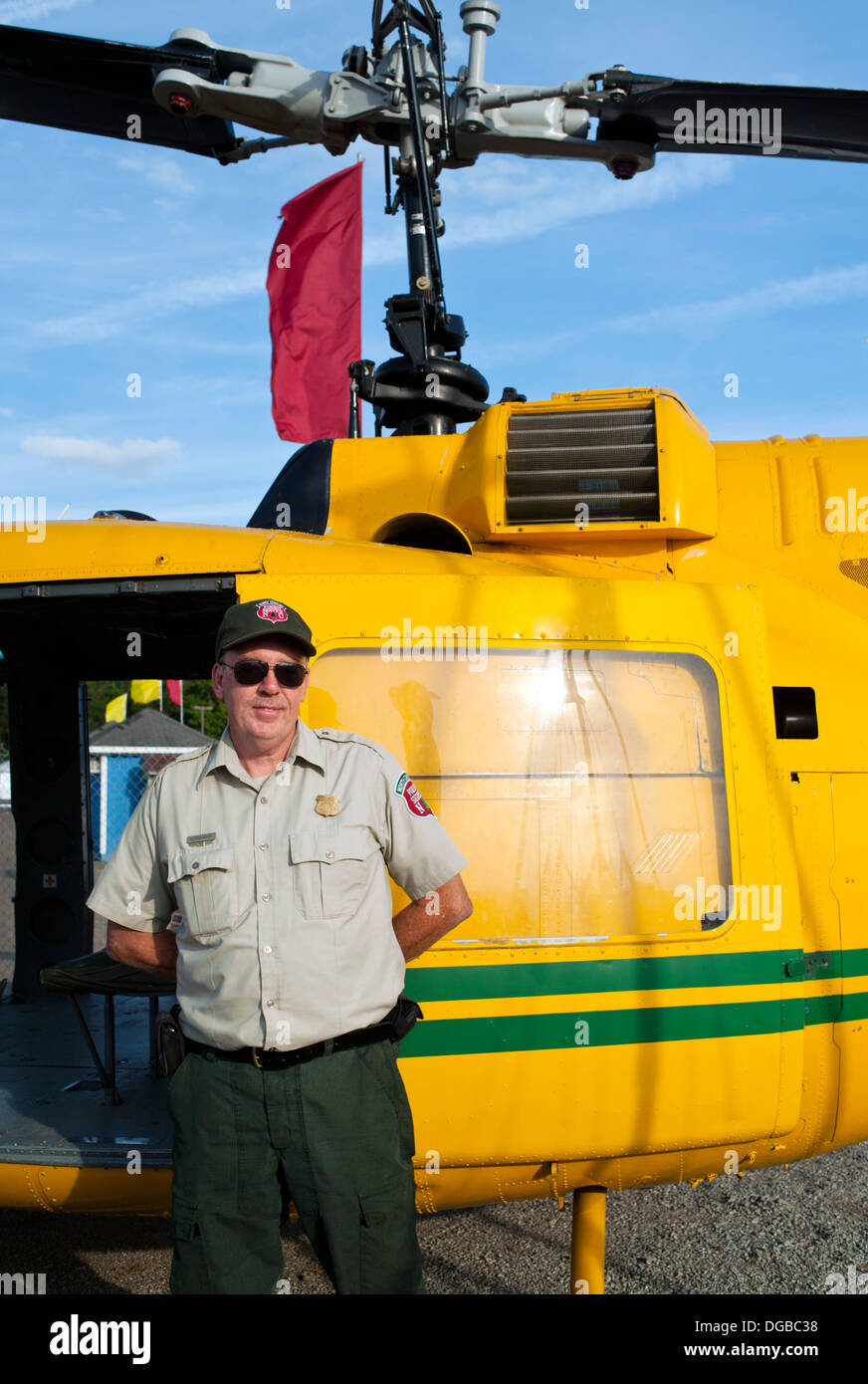 Agent de police de stationnement à l'extérieur de son hélicoptère à la Mountain State Fair à Asheville, en Caroline du Nord Banque D'Images
