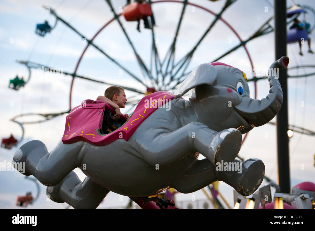 Un garçon bénéficiant d'une promenade à dos d'éléphant au Mountain State Fair à Asheville, en Caroline du Nord Banque D'Images