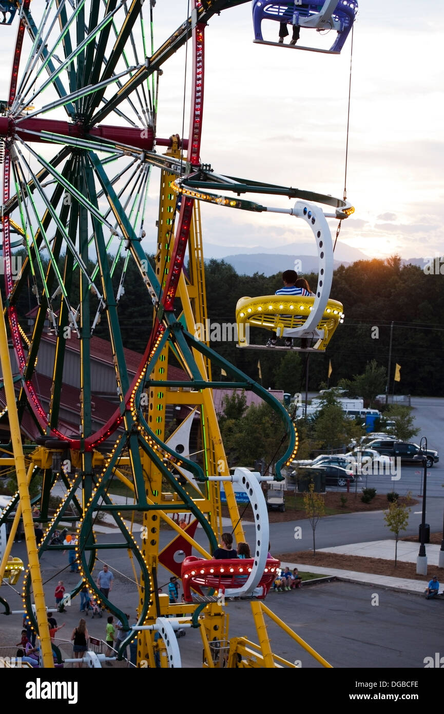 A Carnival ride / Farris Wheel en action à la foire de l'état de la montagne à Asheville, en Caroline du Nord Banque D'Images